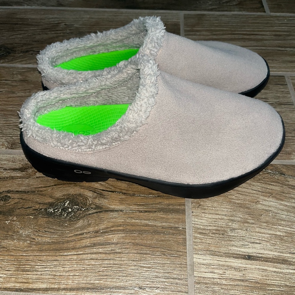 Oofos Mens OOcoozie Recovery Shoes Vegan Sherpa Mule SlipOn - Picture 1 of 5